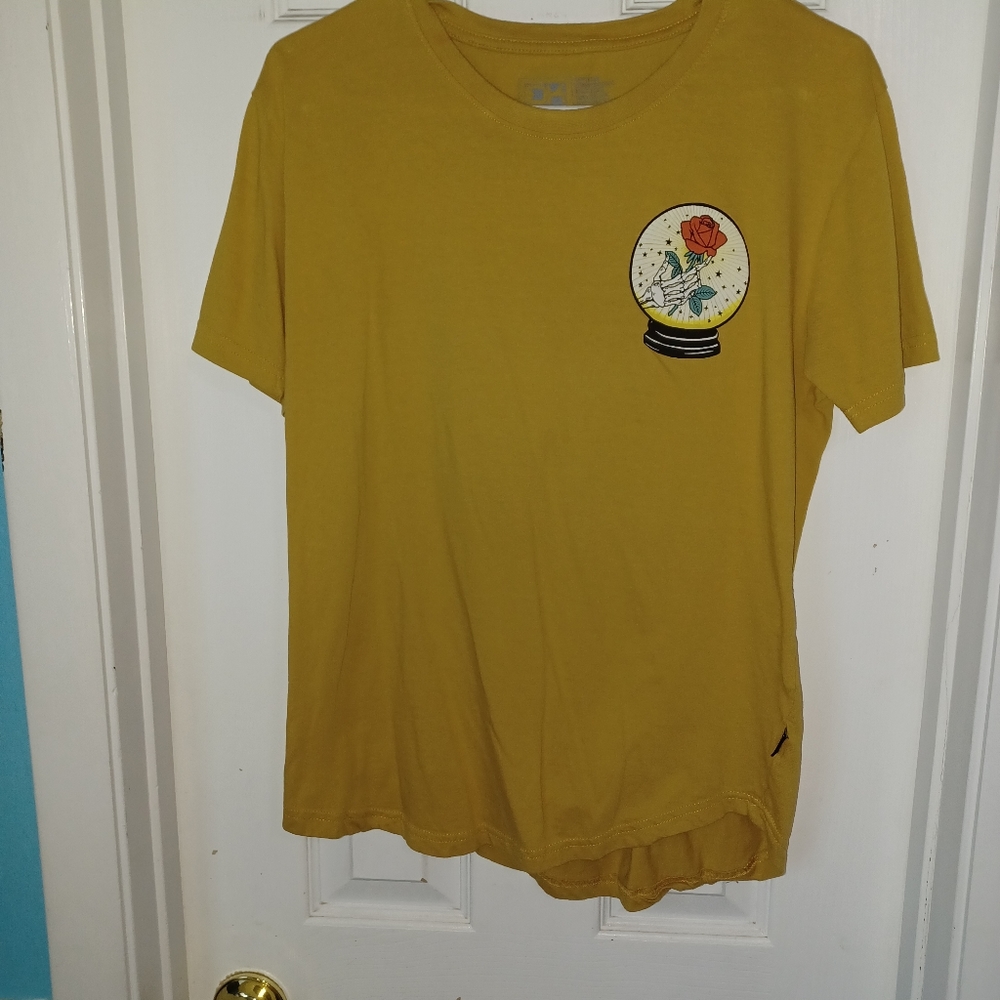 mens size medium rose t-shirt (runs small)